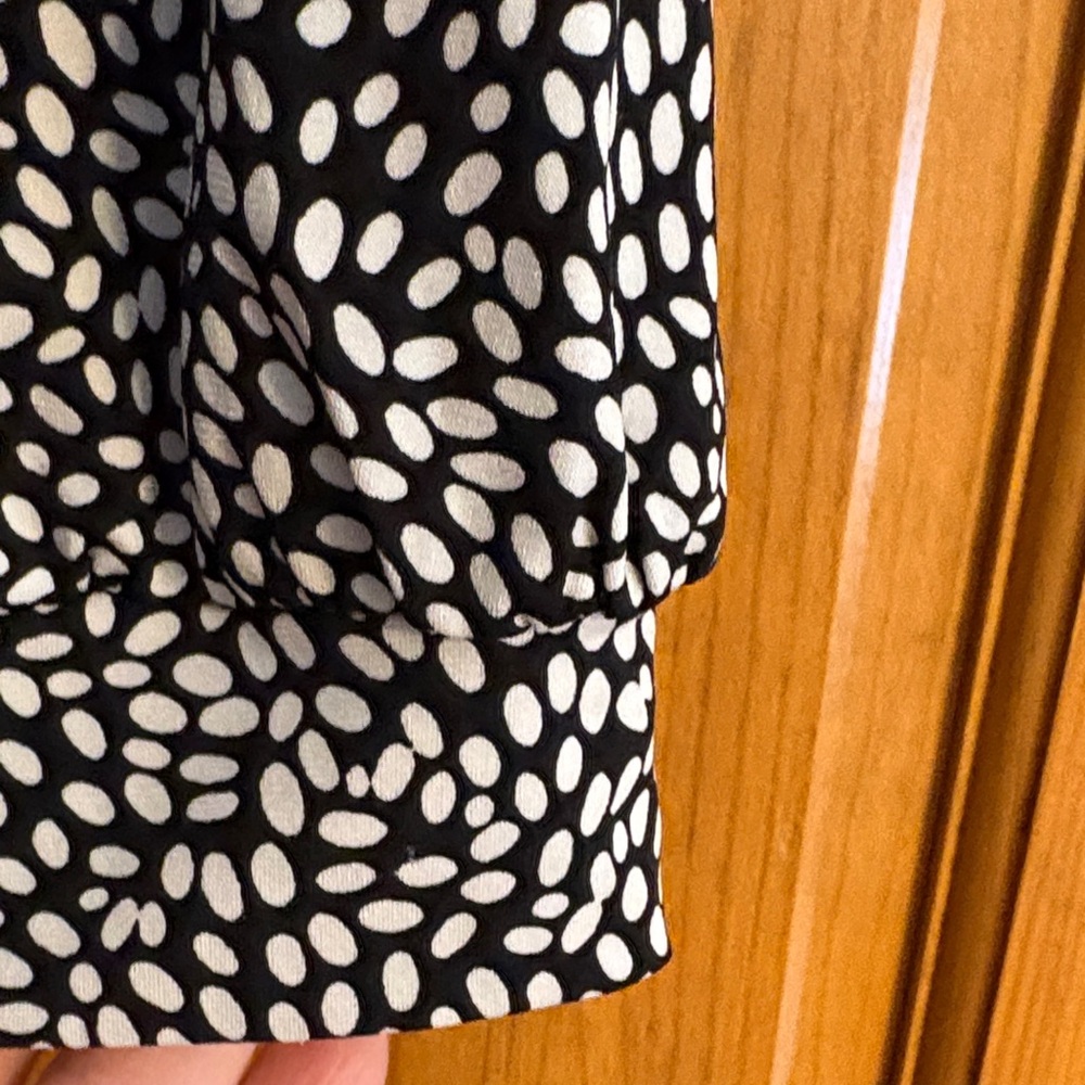 East 5th Monochrome Textured Blouse - Picture 4 of 5
